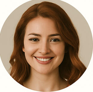 Mujer mayor hablando por teléfono mientras lee la Biblia